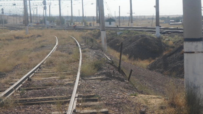 Темір жол желісі және резервуарлары бар мұнай базасы, Шолдала