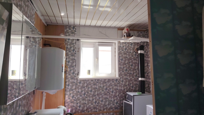 Учаскеде қосалқы жайлар және гаражы бар үй