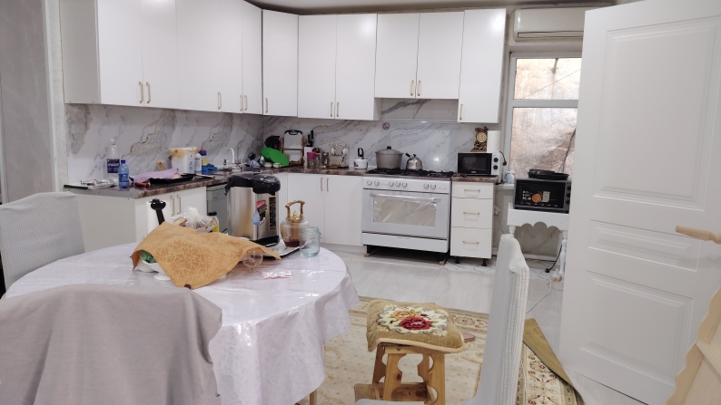 Учаскеде қосалқы жайлар және гаражы бар үй