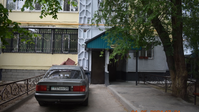 Жөндеуден өткен жайлы үш бөлмелі пәтер