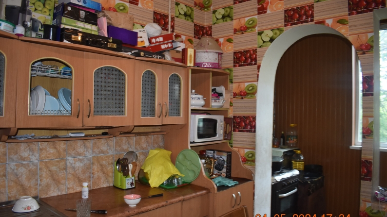 Жөндеуден өткен жайлы үш бөлмелі пәтер