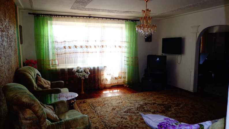 Кең төрт бөлмелі пәтер 102 шаршы метр.