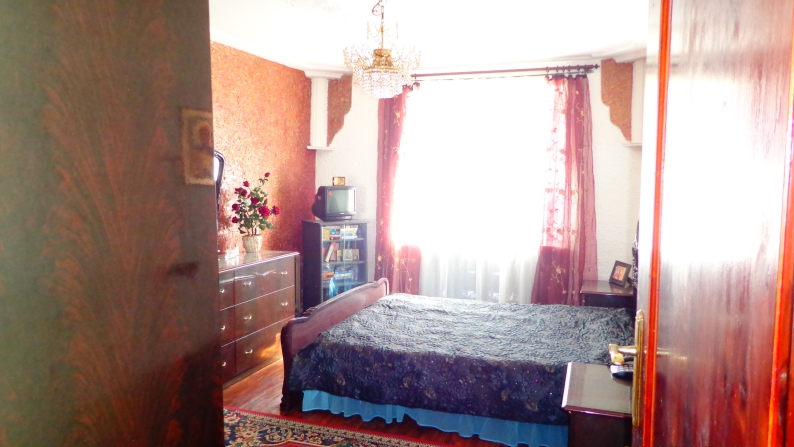Кең төрт бөлмелі пәтер 102 шаршы метр.