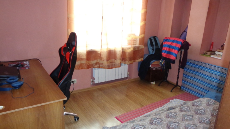 271,6 шаршы метр ғимарат және 0,0840 га жер телімі