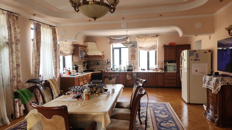 620,8 м² тұрғын үй және екі жер учаскесі