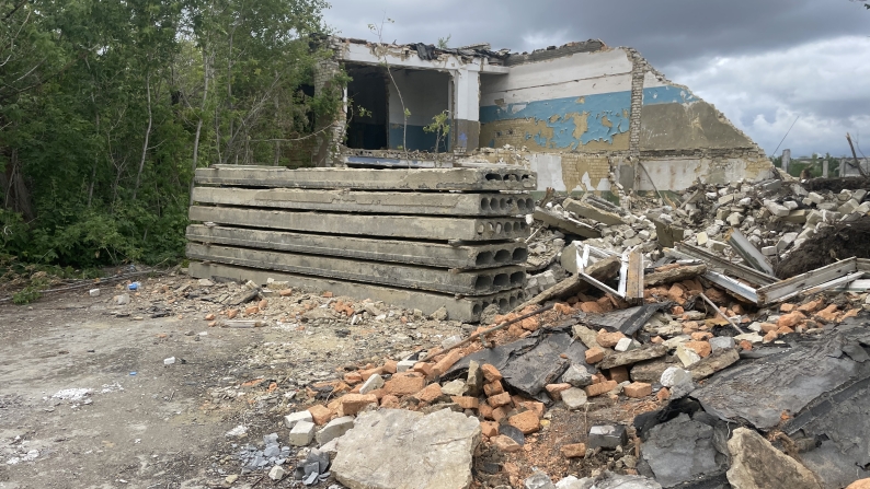 Бөлінетін учаскеден орын алған әкімшілік кешен және гараждар