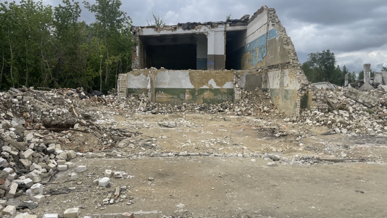 Бөлінетін учаскеден орын алған әкімшілік кешен және гараждар