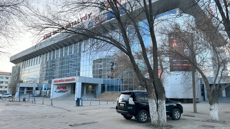 Ақтөбе қаласының орталығында орналасқан «Айна» сауда үйінің бір бөлігі сатылады