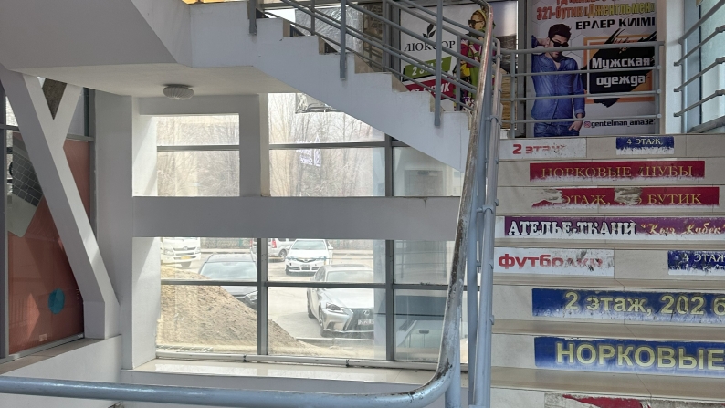 Ақтөбе қаласының орталығында орналасқан «Айна» сауда үйінің бір бөлігі сатылады