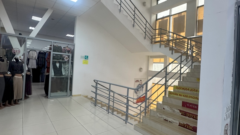 Ақтөбе қаласының орталығында орналасқан «Айна» сауда үйінің бір бөлігі сатылады