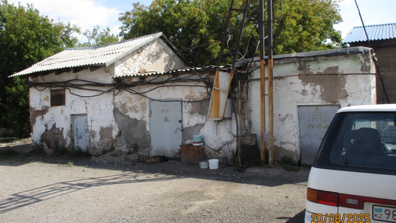 Ғимараттар кешені және теміржол торабы бар жер учаскесі