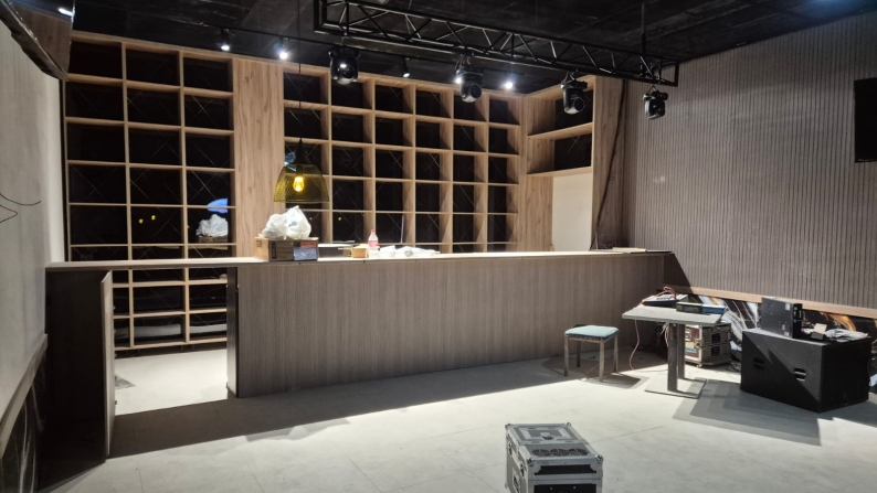 Кафе (караоке-бар, клуб), жалпы ауданы 697,3 ш.м.