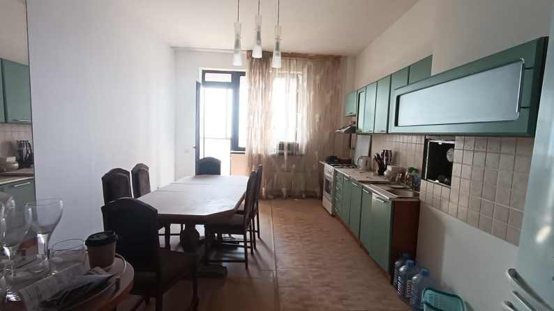 Four-room apartment, total area of 181.9 sq.m