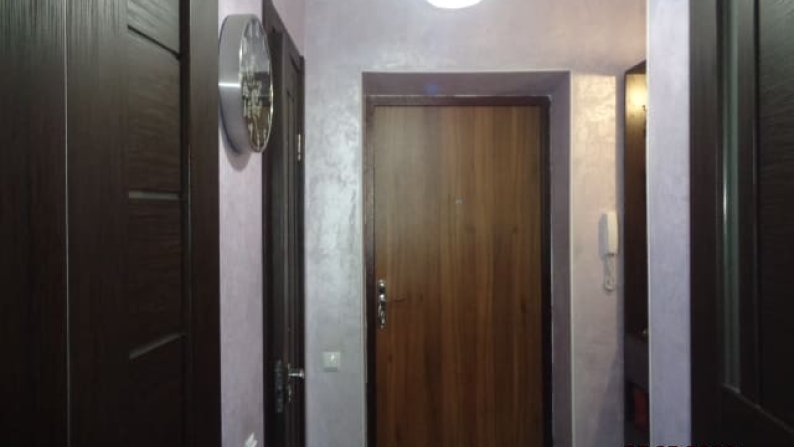 Кірпіш үйдегі 9-қабатта орналасқан 2 бөлмелі пәтер