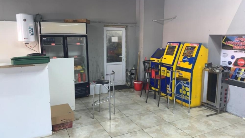 Оң жағалаудағы жер учаскесі бар коммерциялық ғимарат
