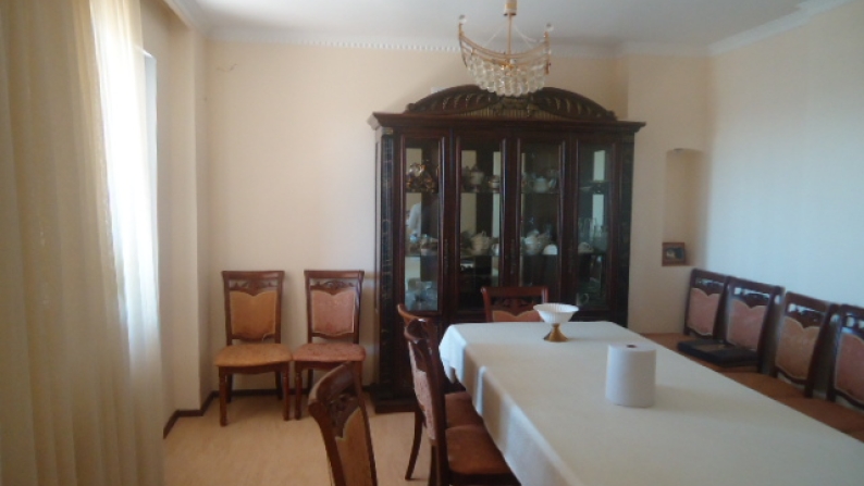 Кең екі бөлмелі пәтер 111,90 шаршы метр.