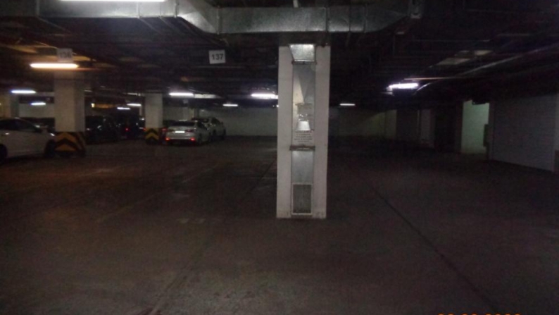 Астана, Иманбаева көшесі 11, 379-нөмірлі автотұрақ орны