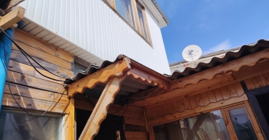 Учаскеде қосалқы жайлар және гаражы бар үй