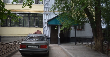 Жөндеуден өткен жайлы үш бөлмелі пәтер