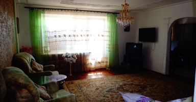 Кең төрт бөлмелі пәтер 102 шаршы метр.