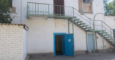 Балалар сүт комбинатының ғимараты, гараждары және 788 кв. м. жері.